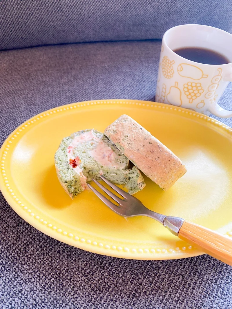 乾燥トマトとほうれん草のパブロバロールケーキ