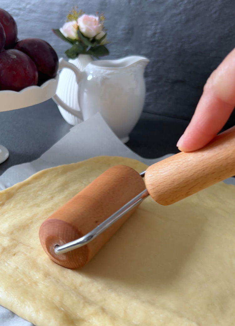 Image of Abra a massa em uma superfície levemente enfarinhada até que...