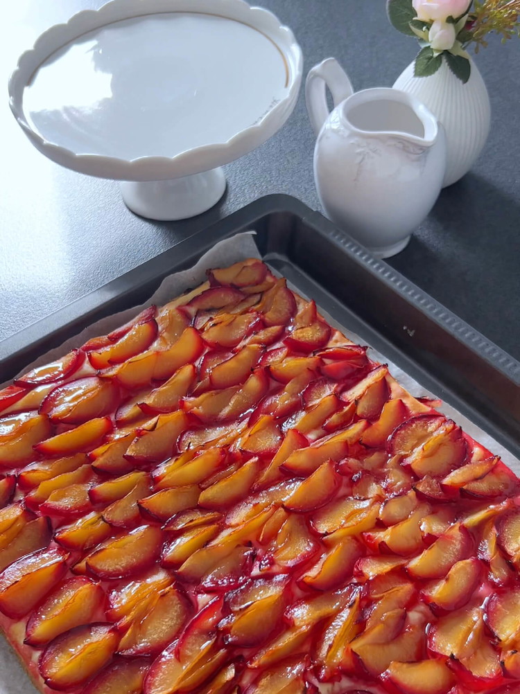 Image of Faites cuire le gâteau dans le four préchauffé pendant environ 25-30 minutes jusqu'à ce que la pâte soit dorée et que les prunes soient tendres.