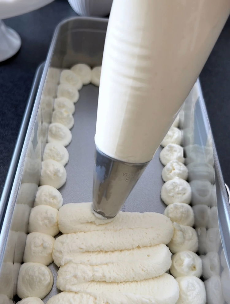 Image of Comece espalhando uma camada generosa da mistura cremosa no fundo...