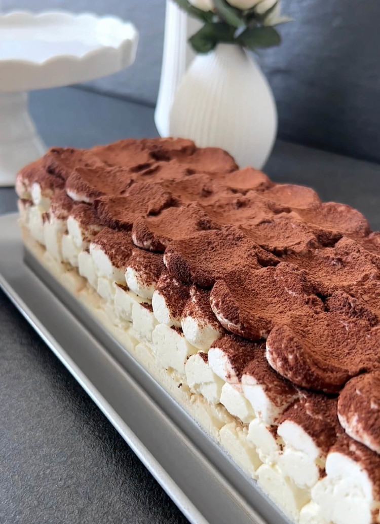 Image of Idealerweise das Tiramisu über Nacht im Kühlschrank kühlen, damit sich die Aromen wunderbar verbinden.
