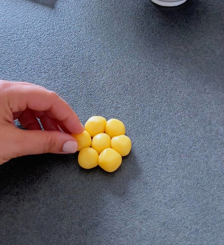 Image of Chaque fleur se compose d'une boule au centre et de six boules autour.