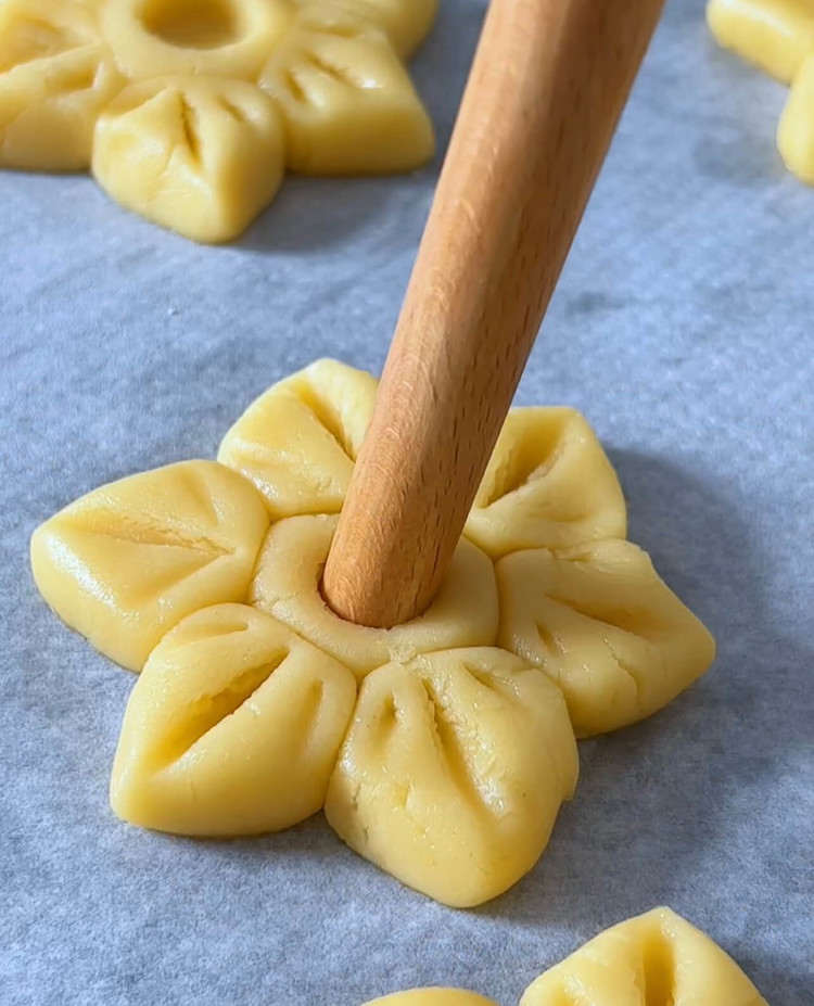 Image of Utilisez un bâton pour créer les pétales de la fleur.