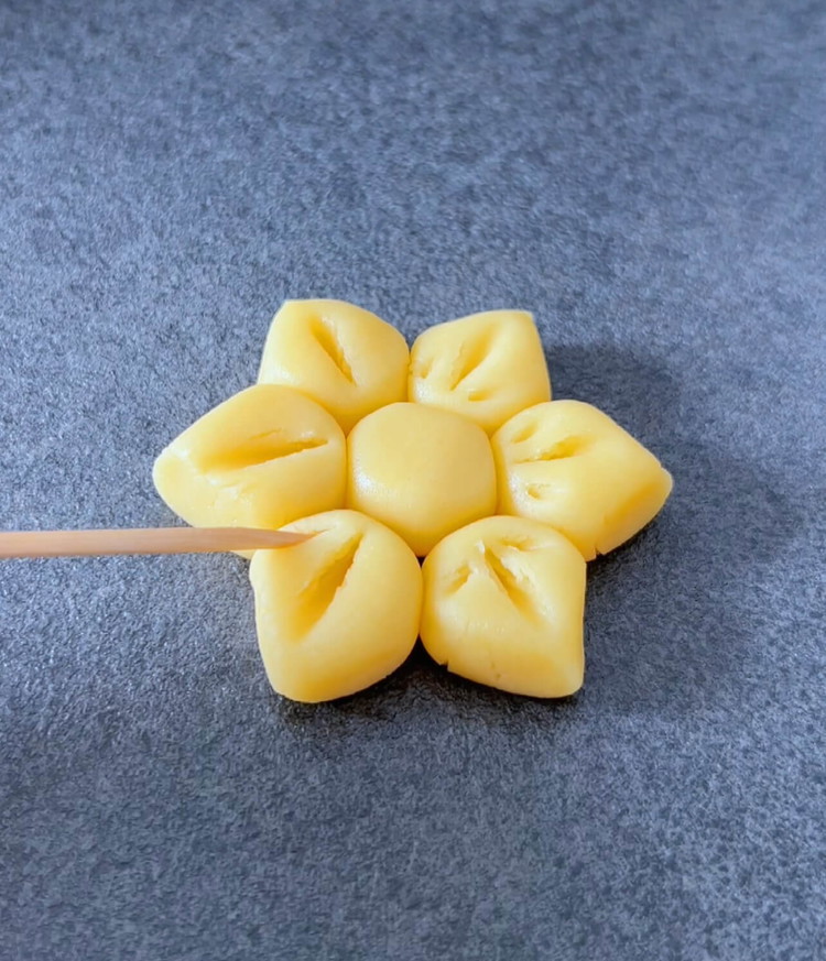 Image of Appuyez légèrement sur les boules pour former une fleur.