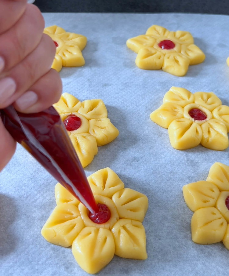 Image of Faites un puits au centre de chaque fleur et remplissez-le de confiture de votre choix.
