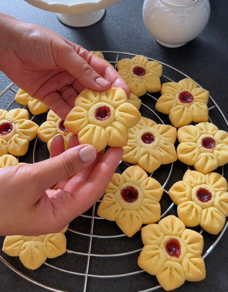 Image of Laissez les cookies refroidir sur la plaque pour maintenir leur forme et les raffermir.
