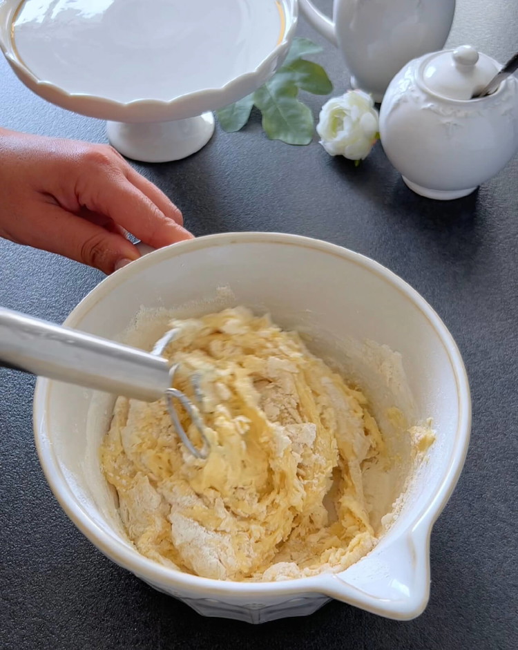 Image of Przenieś ciasto na lekko posypaną mąką powierzchnię i krótko zagnieć, aż będzie gładkie. Uformuj w kulę i pozwól mu odpocząć, przykrytemu, przez 10 minut.