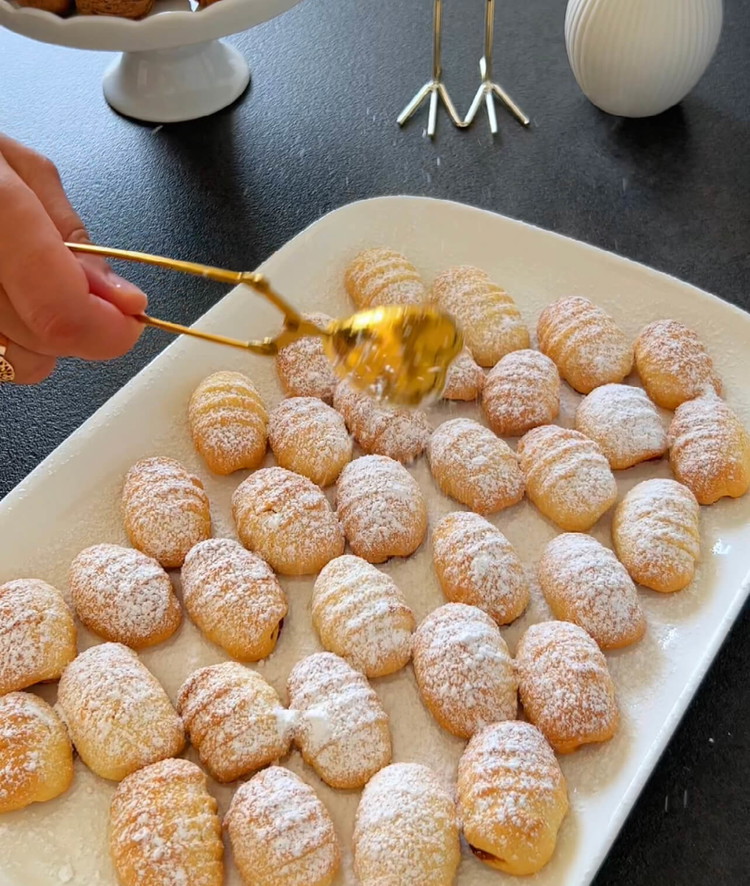 Image of Retire os biscoitos do forno e deixe esfriar antes de polvilhar com açúcar de confeiteiro.
