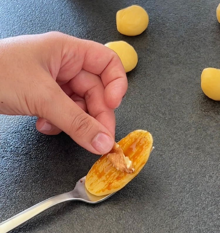 Image of Her diskin ortasına az miktarda Dattelsirup koyun ve üzerine yarım...