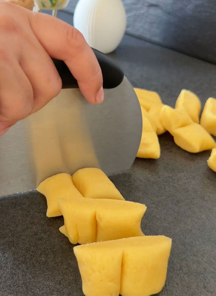 Image of Hamuru buzdolabından çıkarın ve küçük parçalara (yaklaşık 35 top) bölün.