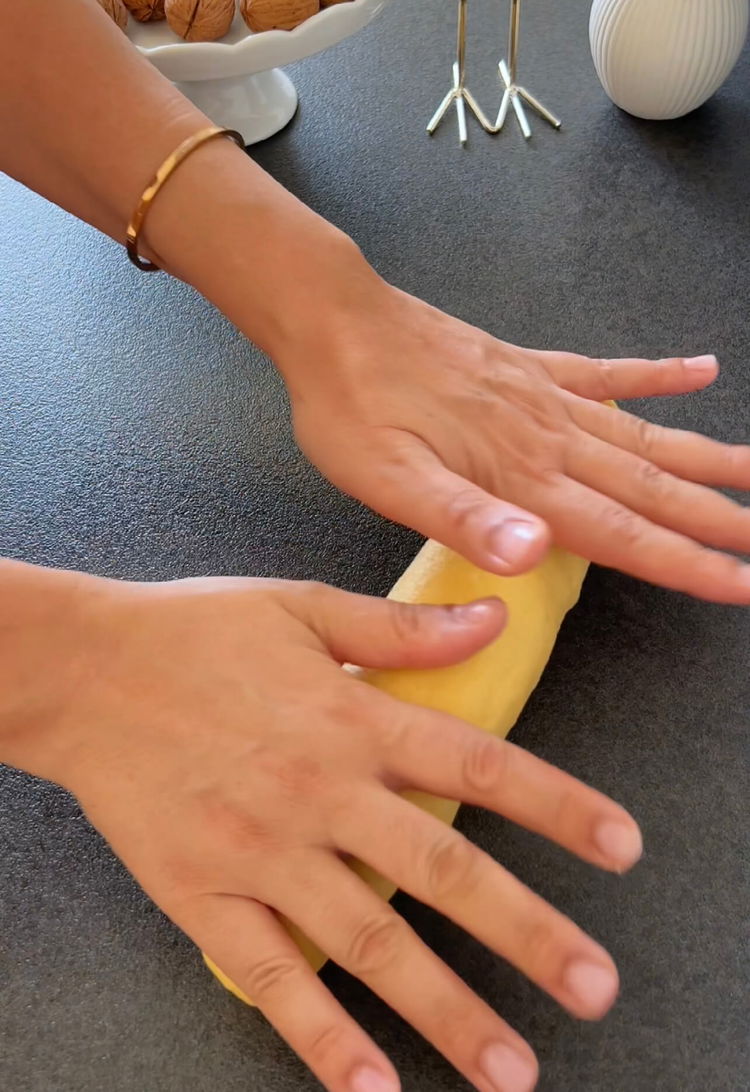 Image of Karışıma unu ve kabartma tozunu ekleyin ve pürüzsüz bir hamur...