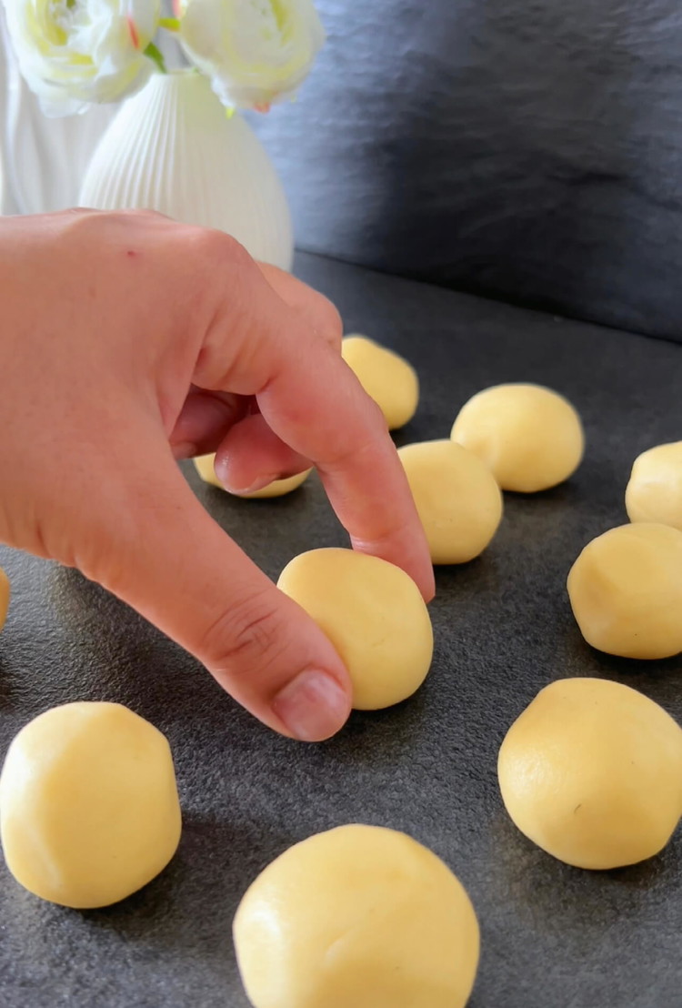 Image of Shape the dough into approximately 19 small balls, about 20 grams each. Press them slightly flat and create your desired patterns using a cookie cutter or other tools.