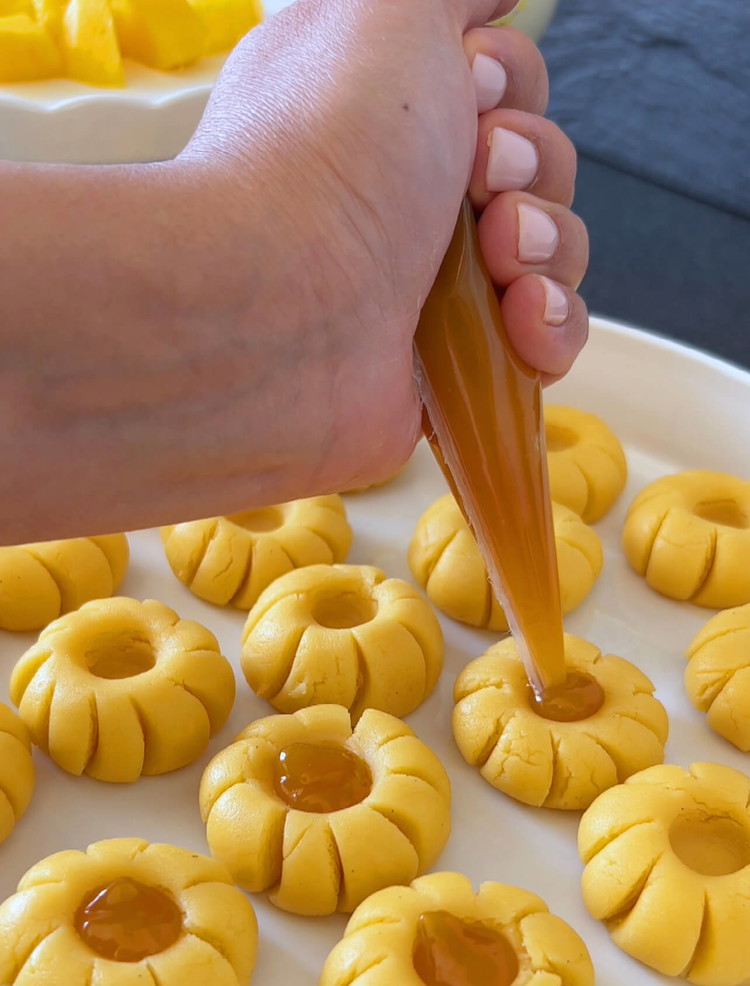 Image of Die Vertiefungen mit Mango-Marmelade füllen.