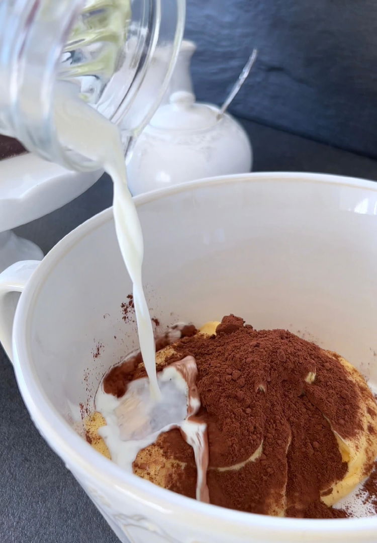 Image of Bir kasede yumuşak tereyağı ve şekeri çırpın. Yumurtaları tek tek...