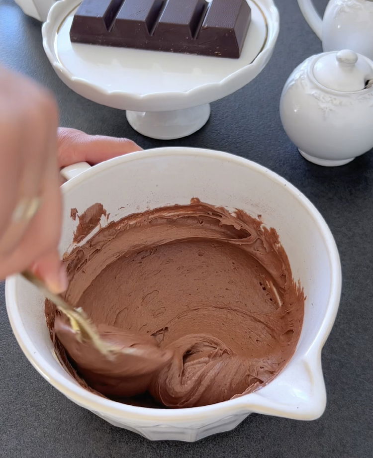 Image of İnce bir çubuk kullanarak hamurun içinde kıvrımlar oluşturun.