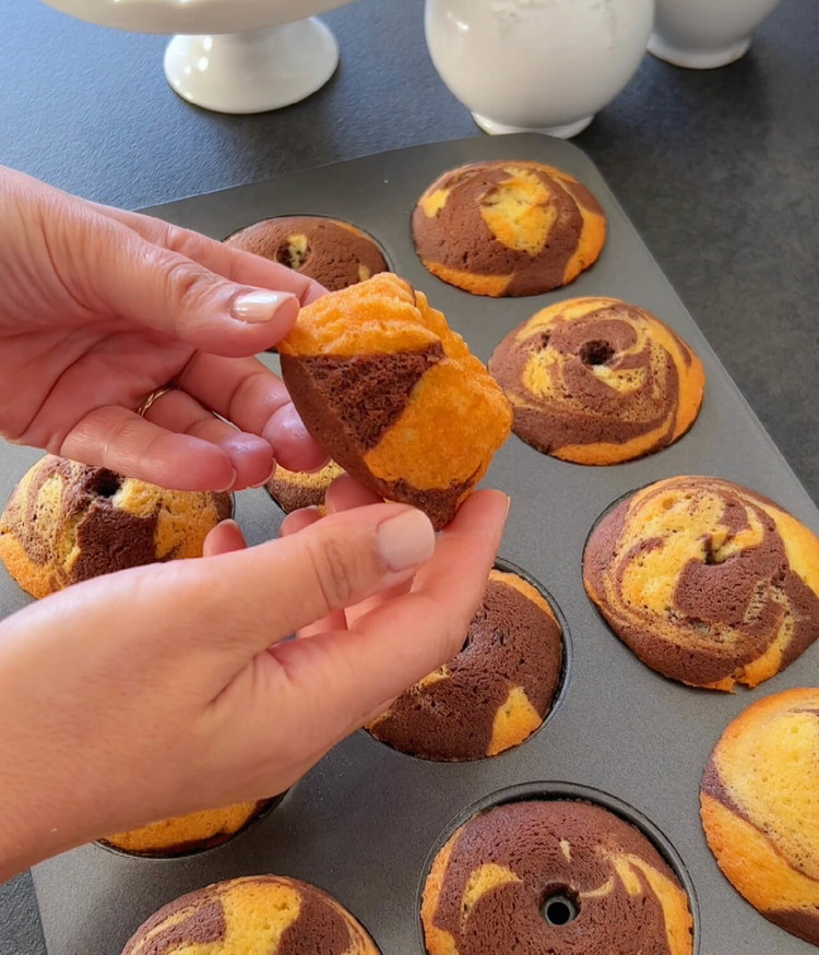 Image of Cuoci le mini torte marmorizzate nel forno preriscaldato per circa 15-20 minuti o fino a doratura e cottura completa.