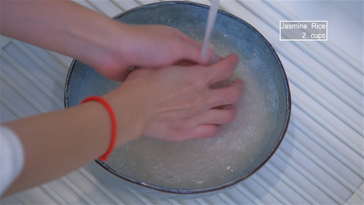Image of Rinse the rice under running water and drain thoroughly. 
