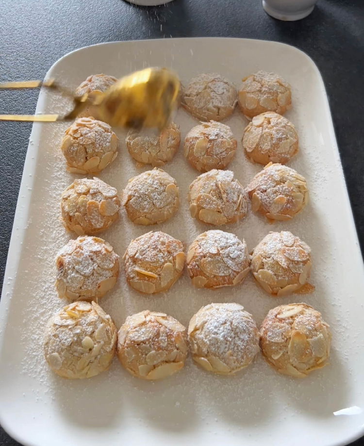 Image of Soğuduktan sonra pudra şekeri serpin. Servise hazırlar. Bu lezzetli Mandorlini'lerin...