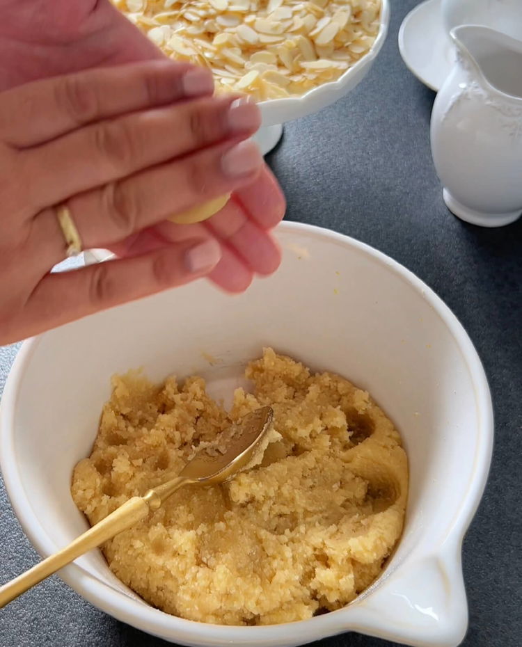 Image of Ellerinizi ıslatın ve hamuru küçük toplar haline getirin, ardından haşlanmış...