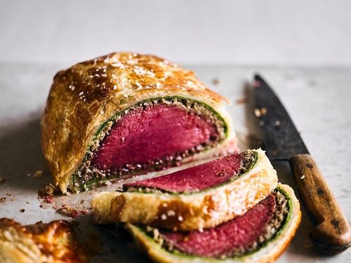 https://images.getrecipekit.com/20231019055958-20170926_heston-everdure_beef-wellington_175768.jpg?aspect_ratio=4:3&quality=90&