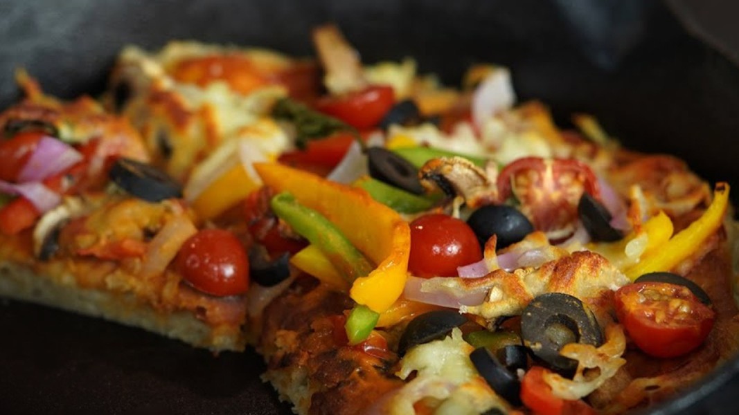 Image of Cast Iron Skillet / Pan Pizza: A Perfect Recipe for Homemade Pizza Bliss