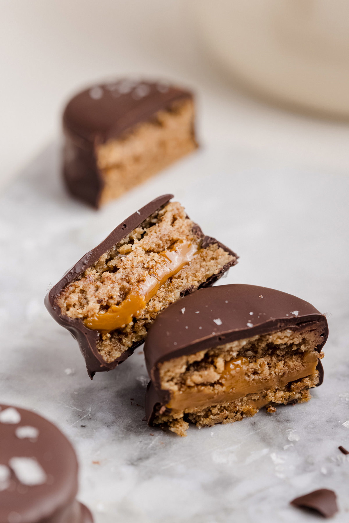 Alfajores manjar nuez saludables y sin hornear