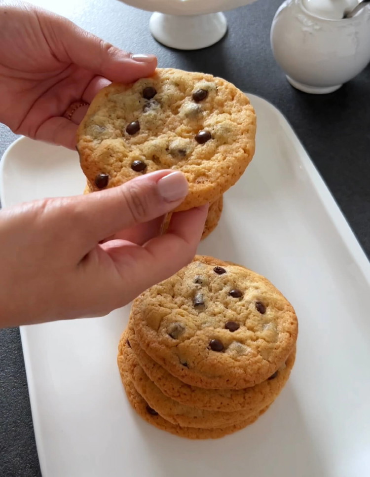 Image of Die Kekse im vorgeheizten Ofen etwa 10-12 Minuten backen, bis sie leicht goldbraun, aber in der Mitte noch weich sind.