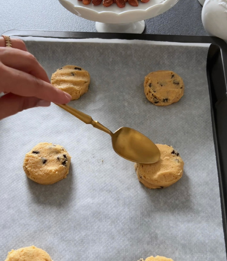 Image of Mit einem Esslöffel oder einem Eisportionierer den Teig in Portionen teilen und auf das vorbereitete Backblech setzen. Genügend Platz zwischen den Portionen lassen, da die Kekse auseinanderlaufen.