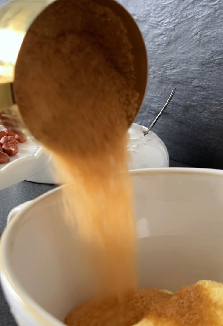 Image of In einer Schüssel die weiche Butter, den braunen Zucker und den weißen Zucker cremig schlagen.