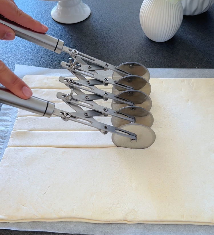 Image of Taglia a strisce e forma i pretzel.