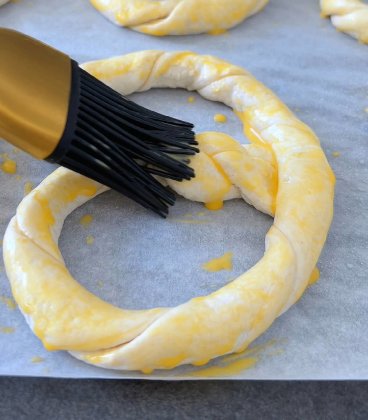 Image of Kend meg őket egy tojássárgája és egy evőkanál tej keverékével.