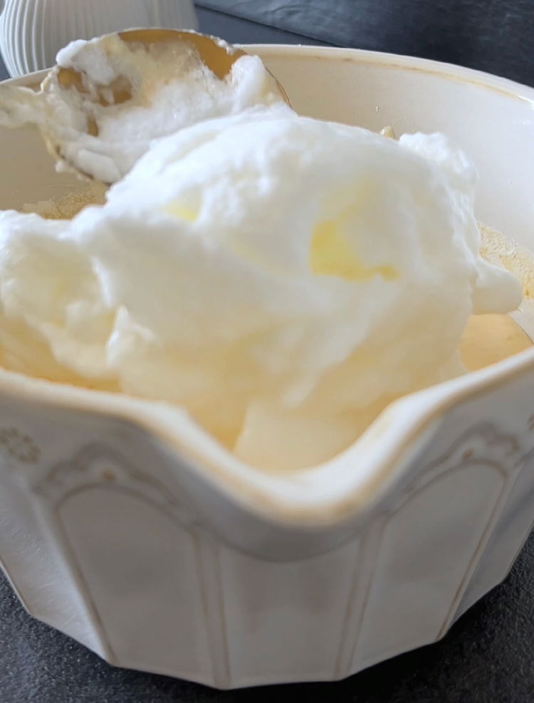 Image of Un karışımını ve çırpılmış yumurta beyazlarını yumurta sarısı karışımına sırayla...