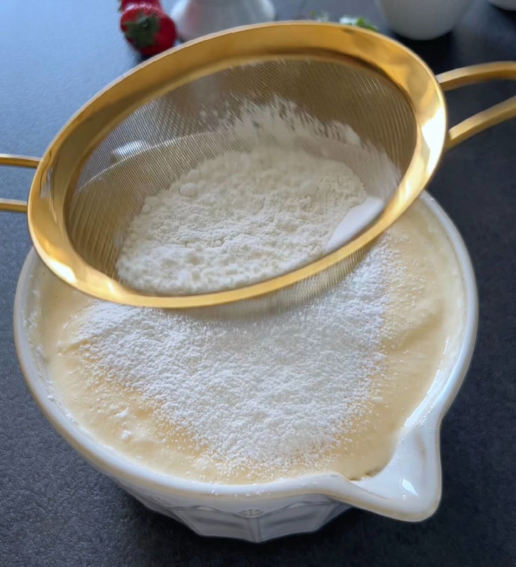 Image of Başka bir kasede un ve kabartma tozunu karıştırın.