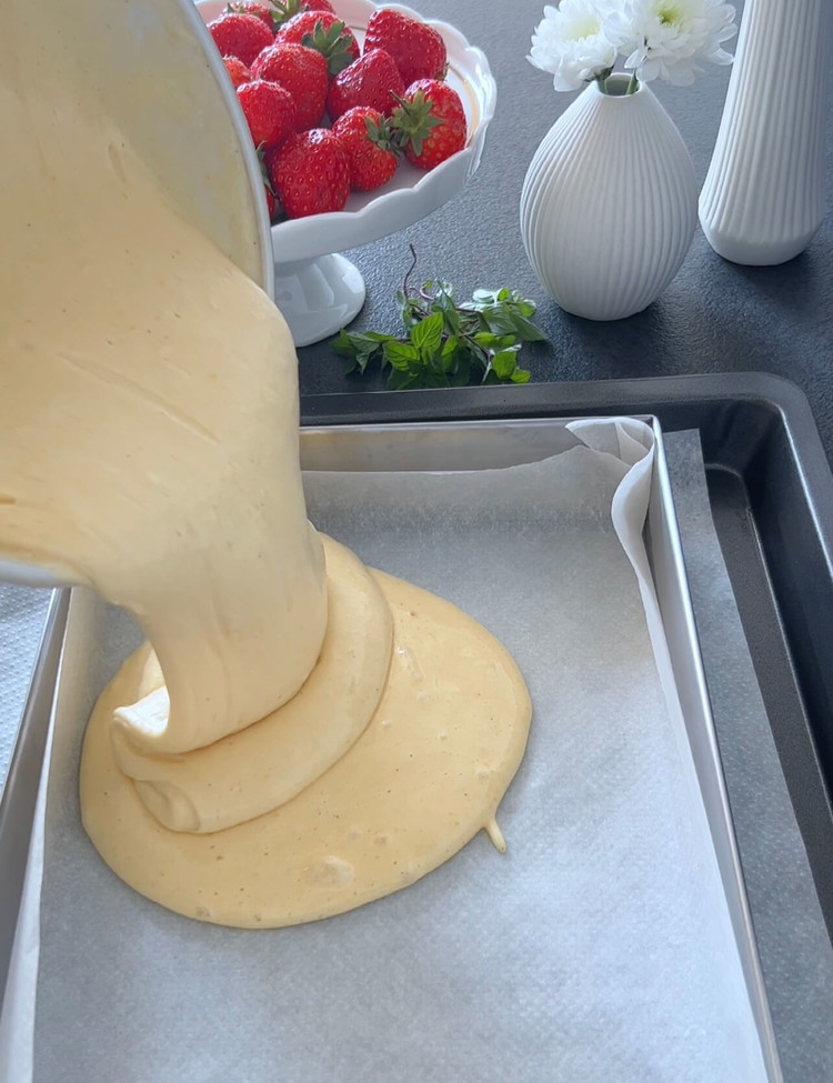 Image of Versez la pâte dans le moule préparé et faites cuire pendant environ 25 minutes ou jusqu'à ce qu'un cure-dent inséré au centre en ressorte propre.