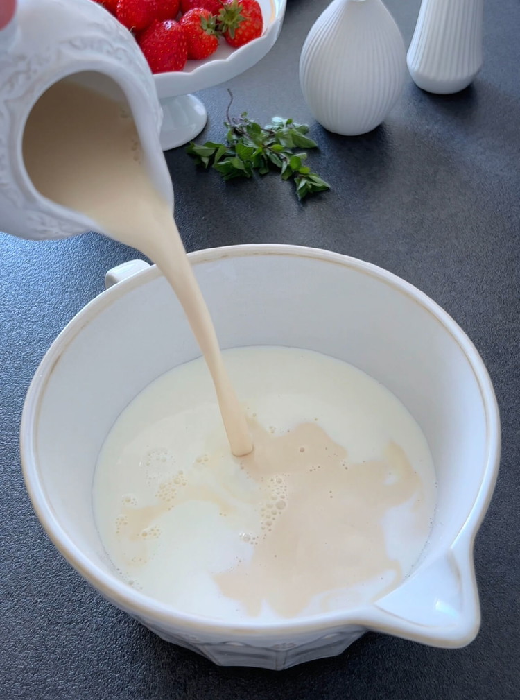 Image of Pendant que le gâteau refroidit, préparez le mélange de lait en mélangeant le lait concentré sucré, le lait évaporé et le lait dans un bol.