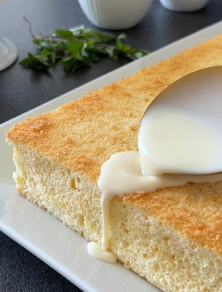 Image of Versez lentement le mélange de lait préparé sur le gâteau, en permettant à celui-ci d'absorber le liquide. Réfrigérez le gâteau pendant au moins 3 heures pour qu'il s'imprègne du mélange de lait.