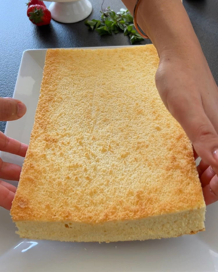 Image of Kek tamamen soğuduktan sonra, yüzeyine birkaç delik açmak için bir...