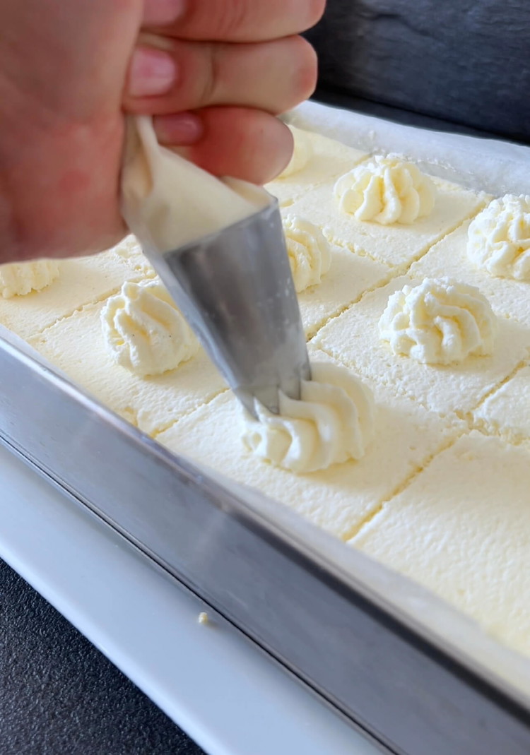 Image of Dans un bol séparé, combinez la crème épaisse, le sucre et l'extrait de vanille. Étalez généreusement ce mélange sur le gâteau refroidi.