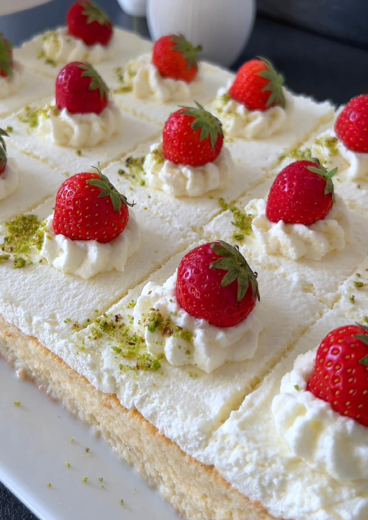 Image of Avant de servir, vous pouvez garnir le gâteau Tres Leches de baies fraîches, de pistaches ou d'une pincée de cannelle si désiré.