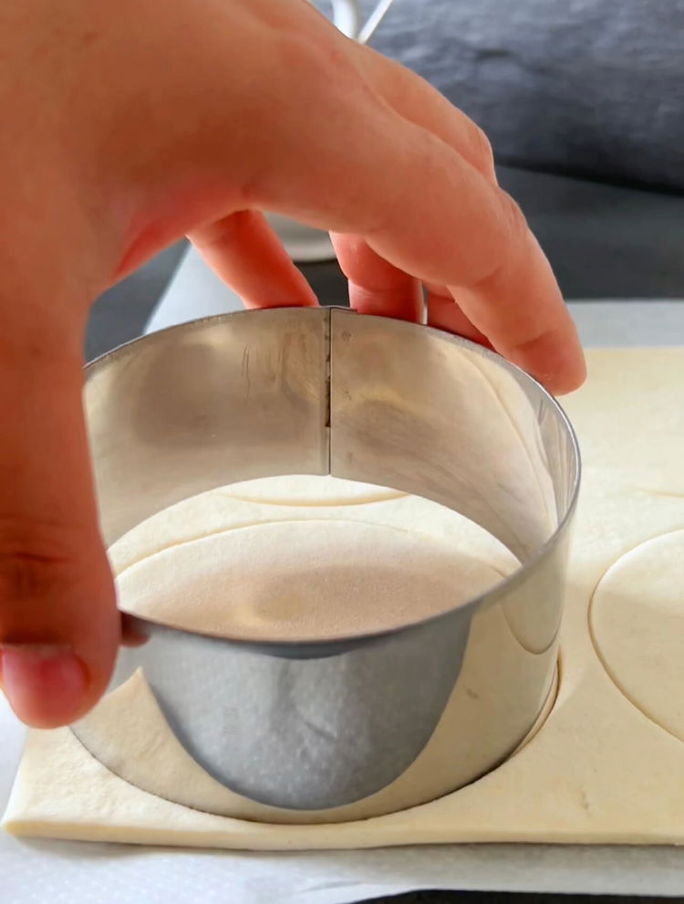 Image of Întindeți foaia de aluat foietaj și tăiați șase cercuri.