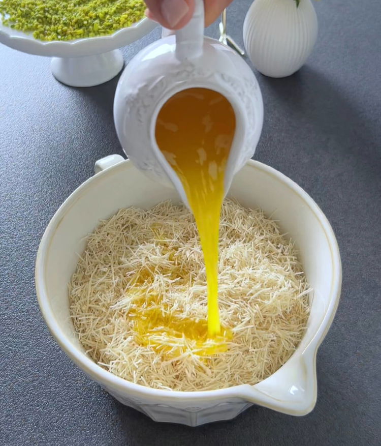 Image of Topiți untul și lăsați-l să se răcească ușor. Turnați untul...