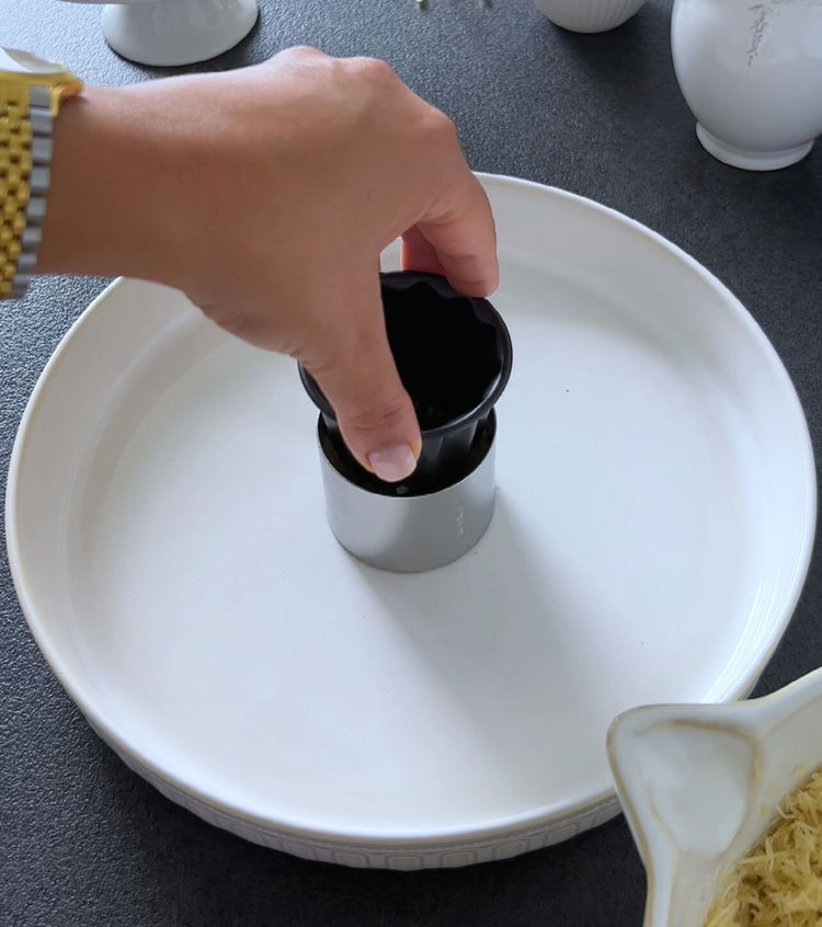 Image of Presați ferm cu spatele unui pahar sau o suprafață plată.