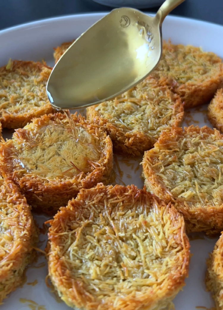 Image of Turnați siropul de zahăr rece încet din mijloc peste Kadayif-urile...