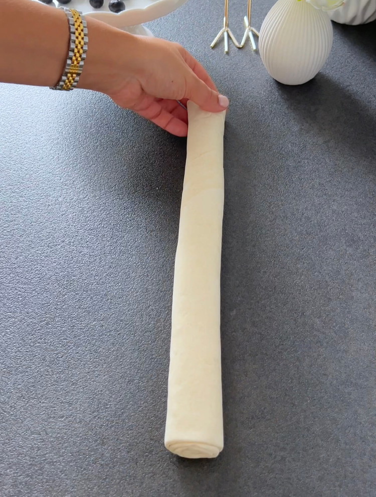 Image of Platzieren Sie die Blätterteigstücke in die Vertiefungen und drücken Sie sie, sodass der Teig die Vertiefungen auskleidet und nach oben reicht.