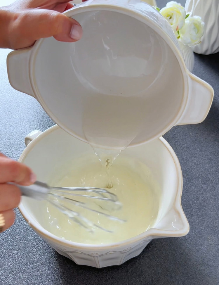 Image of In einem kleinen Topf bei mittlerer Hitze Zucker und Wasser etwa 4 Minuten lang köcheln lassen, bis eine perlige Konsistenz erreicht ist. Den Sirup vom Herd nehmen und beiseite stellen.