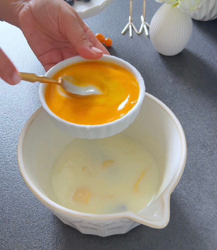 Image of Die Eigelbe mit 2-3 Esslöffeln der Puddingmischung vermengen. Langsam die Eigelb-Mischung in den Pudding einrühren.