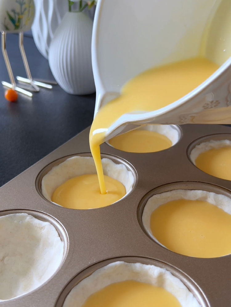 Image of Prendi la teglia per muffin preparata e versa uniformemente il...