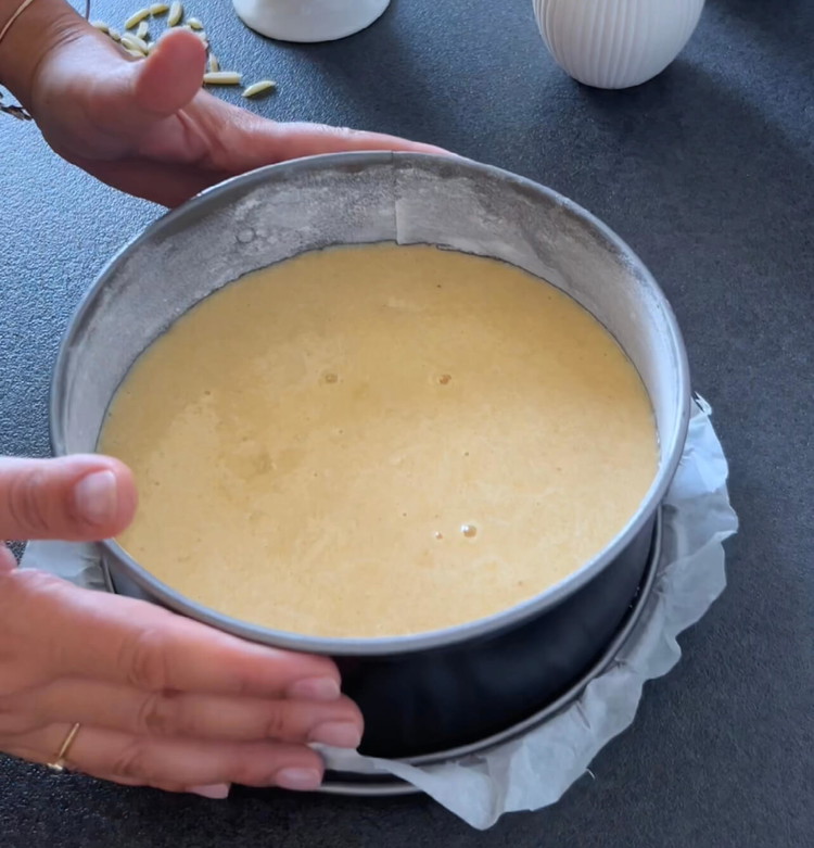 Image of Pečite tortu u prethodno zagrijanoj pećnici oko 30 minuta ili dok ne postane zlatno smeđa i čačkalica umetnuta u sredinu ne izađe čista.