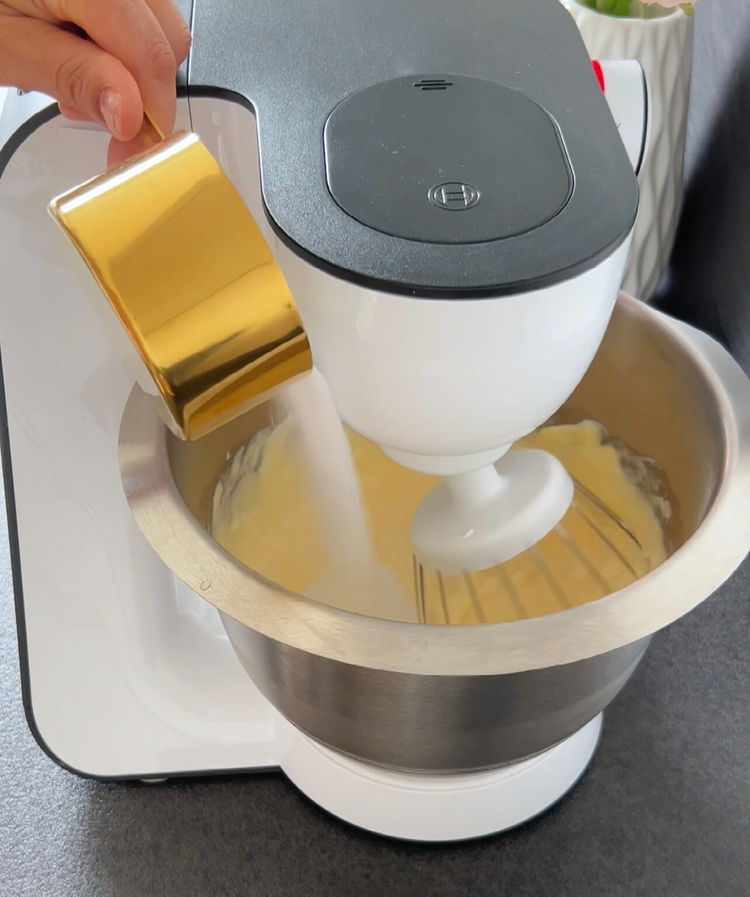 Image of Bir kasede Quark veya Krema Peyniri'ni şeker, yumurtalar, vanilya özütü,...