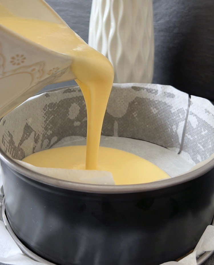 Image of Vierte la mezcla de la tarta en el molde preparado.